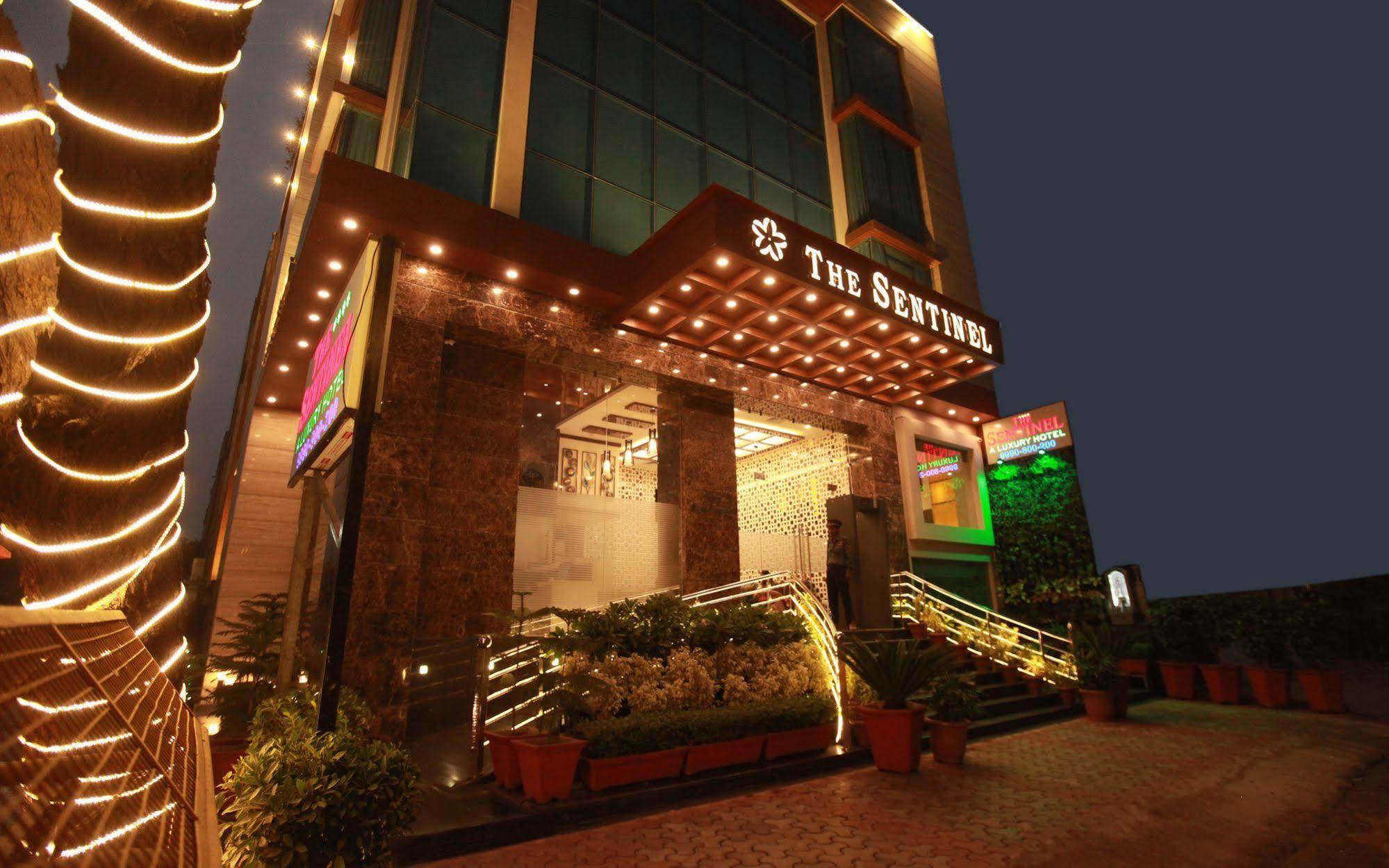 Hotel The Sentinel Neu-Delhi Exterior foto